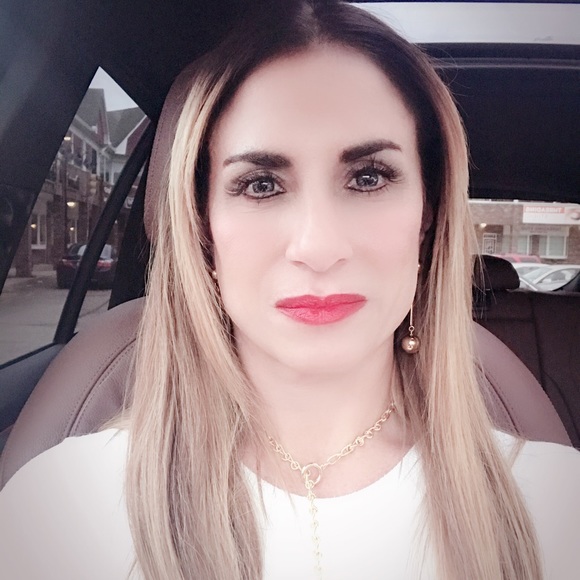 Meet your Posher, Christine - Picture 1 of 1